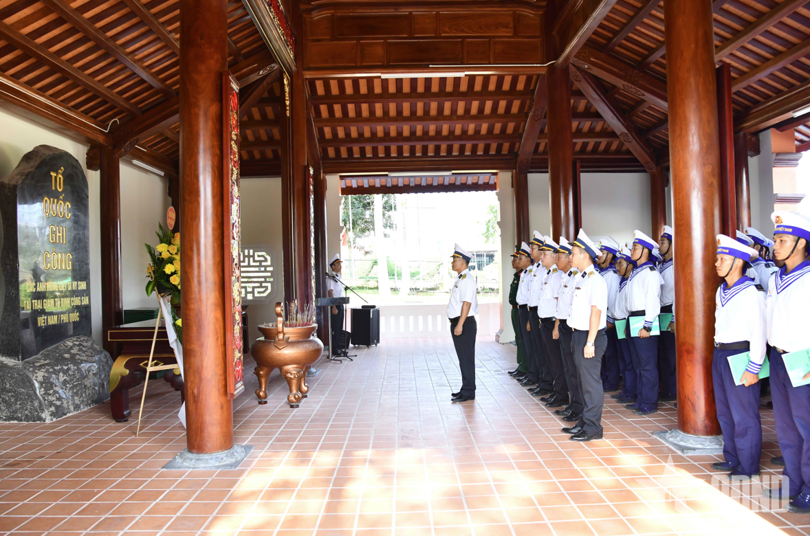 Chiến sĩ mới Vùng 5 Hải quân tham quan Trại giam Phú Quốc